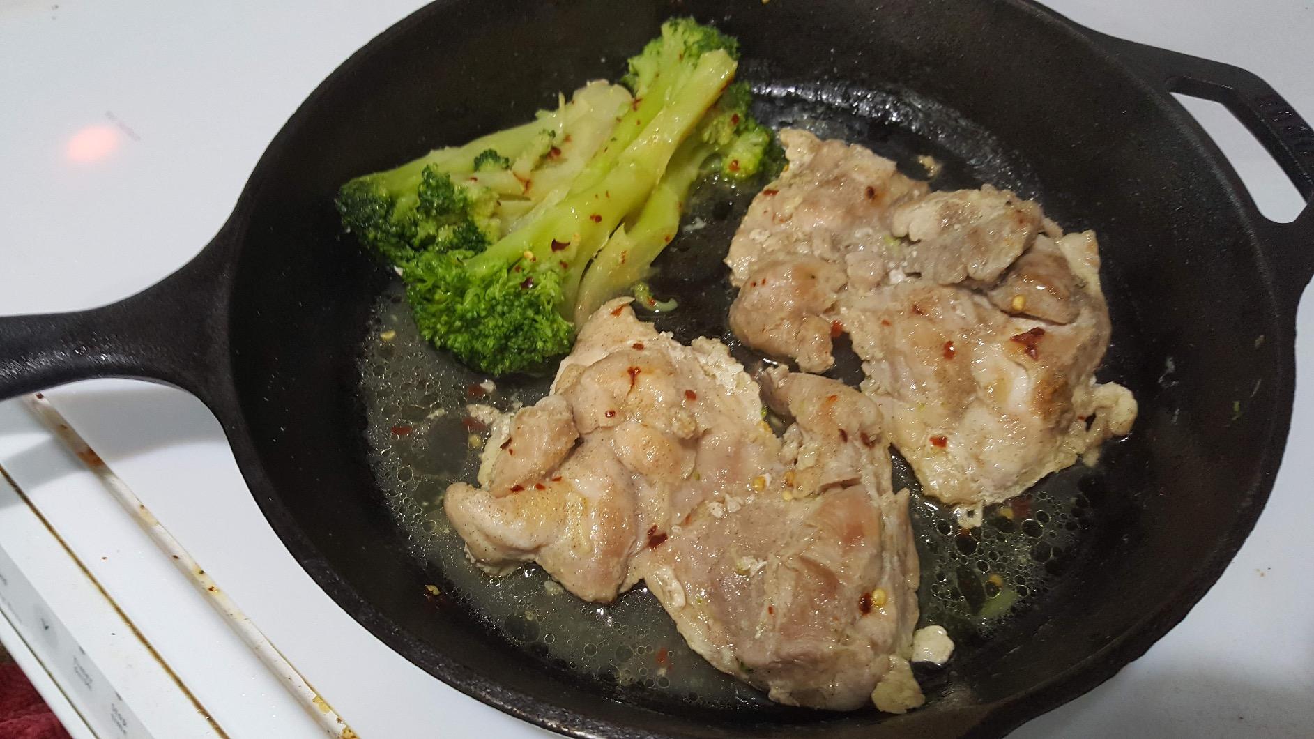 Lodge Pre-Seasoned Cast Iron Skillet, PFAS-Free, 10.25 Inches customer photo 1