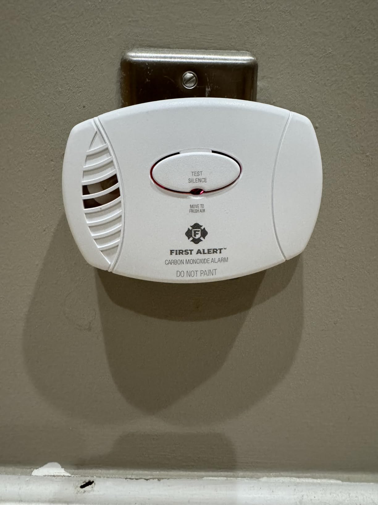 FIRST ALERT CO605 Plug-in Carbon Monoxide Detector with Battery Backup, White customer photo 1