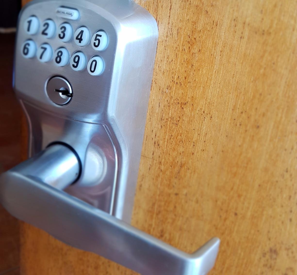 Schlage Electronic Keypad Lock, Lever Handle, Camelot Trim, Satin Chrome customer photo 1