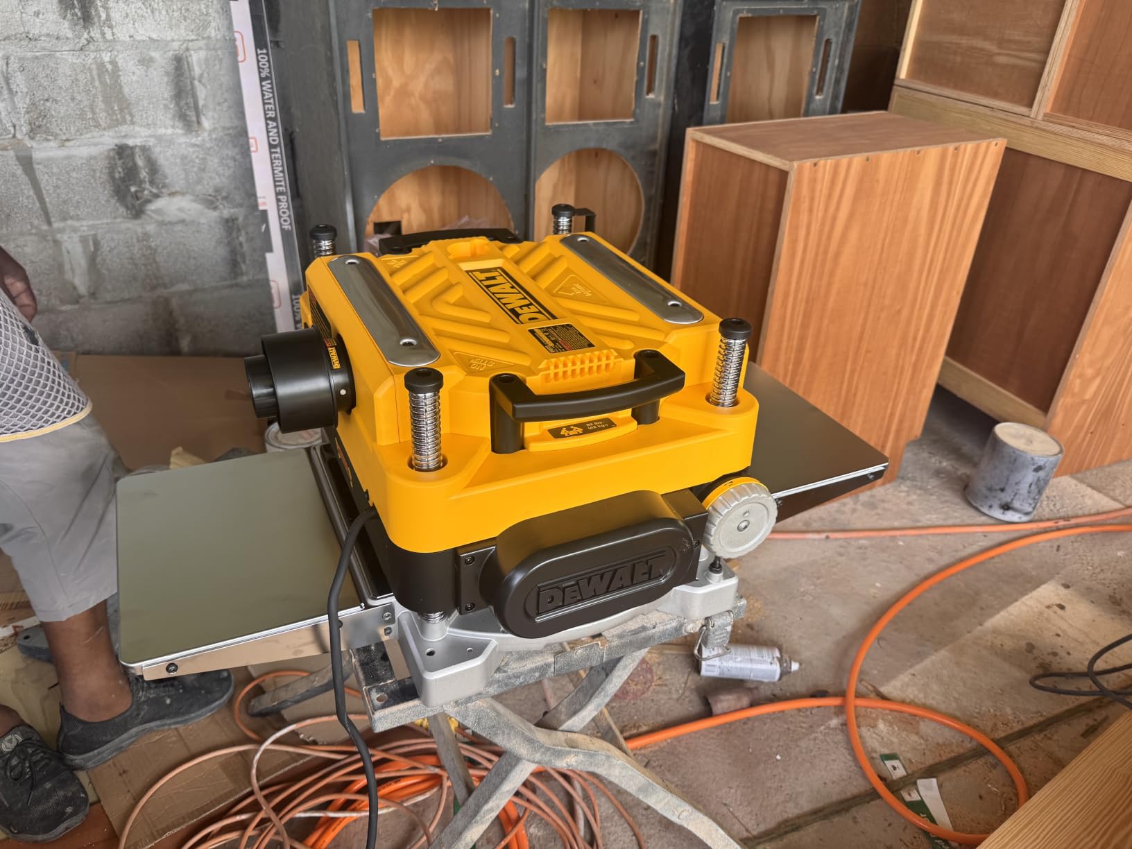 DEWALT Thickness Planer, 13-inch Wood Planer, Three Knife Two Speed, 15 Amp, 20,000 RPM Motor (DW735X) customer photo 2