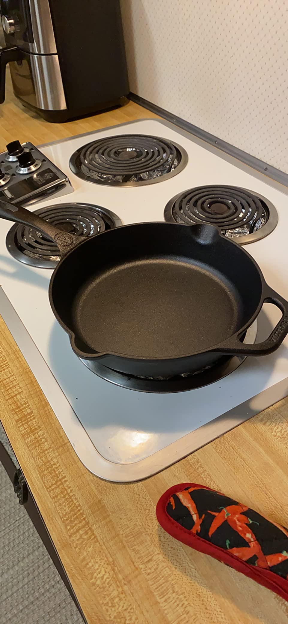 Victoria 10-Inch Cast Iron Skillet, Pre-Seasoned Cast-Iron Frying Pan with Long Handle, Made in Colombia customer photo 2
