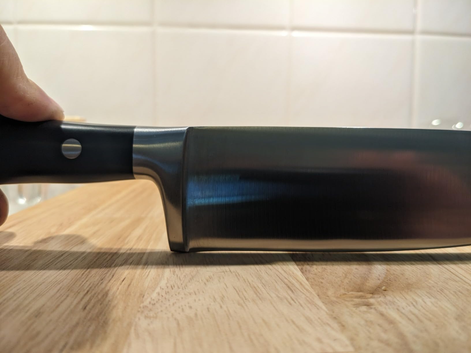 Amazon Basics Classic 8-inch Full Tang High Carbon Stainless Steel Chef's Knife, Multipurpose Kitchen Knife with Three Rivets, Silver customer photo 2