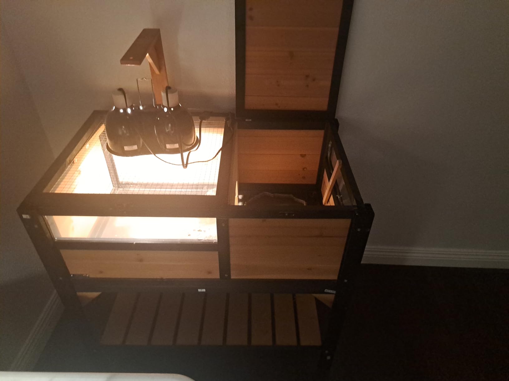 PawHut Tortoise Habitat with Shelf Storage, Tortoise Enclosure with Weather Protection, Reptile Enclosure with Tray, Light Support Frame, Yellow customer photo 1