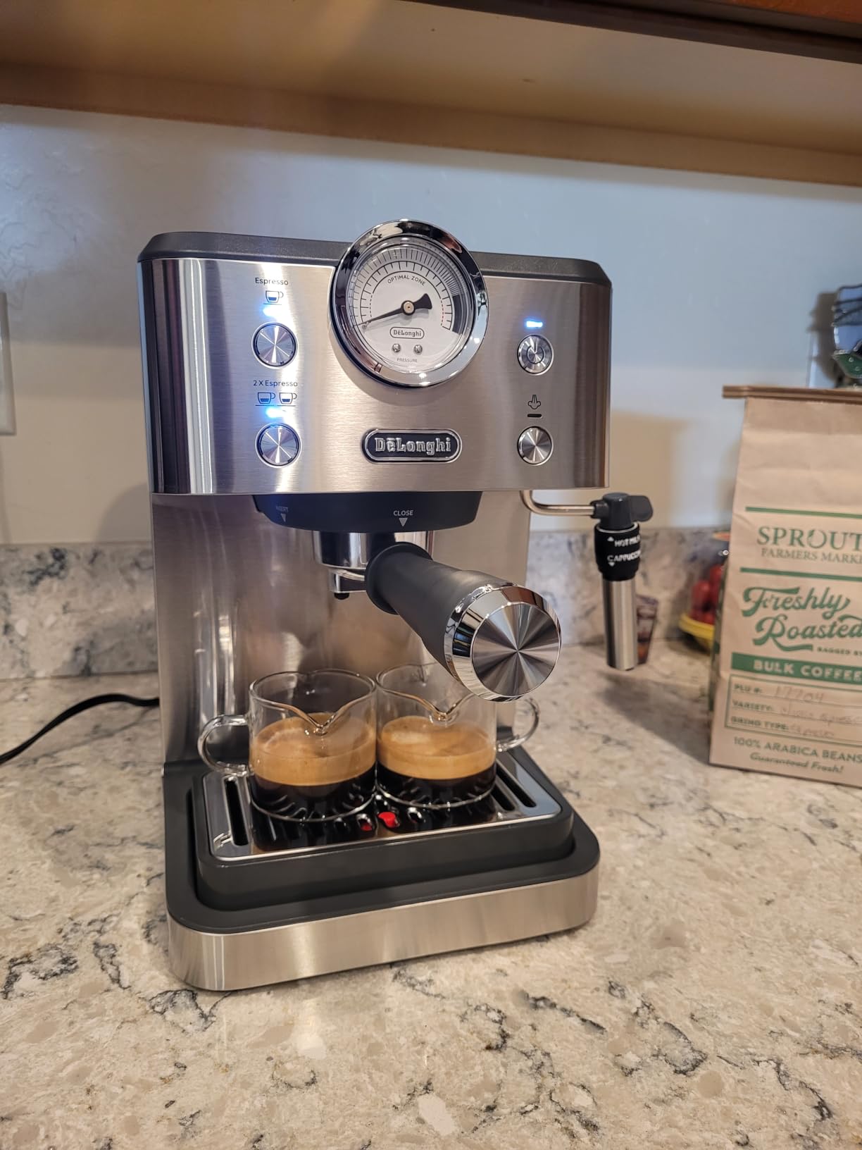 De'Longhi Classic Signature Espresso Machine, Adjustable Milk Frother customer photo 1