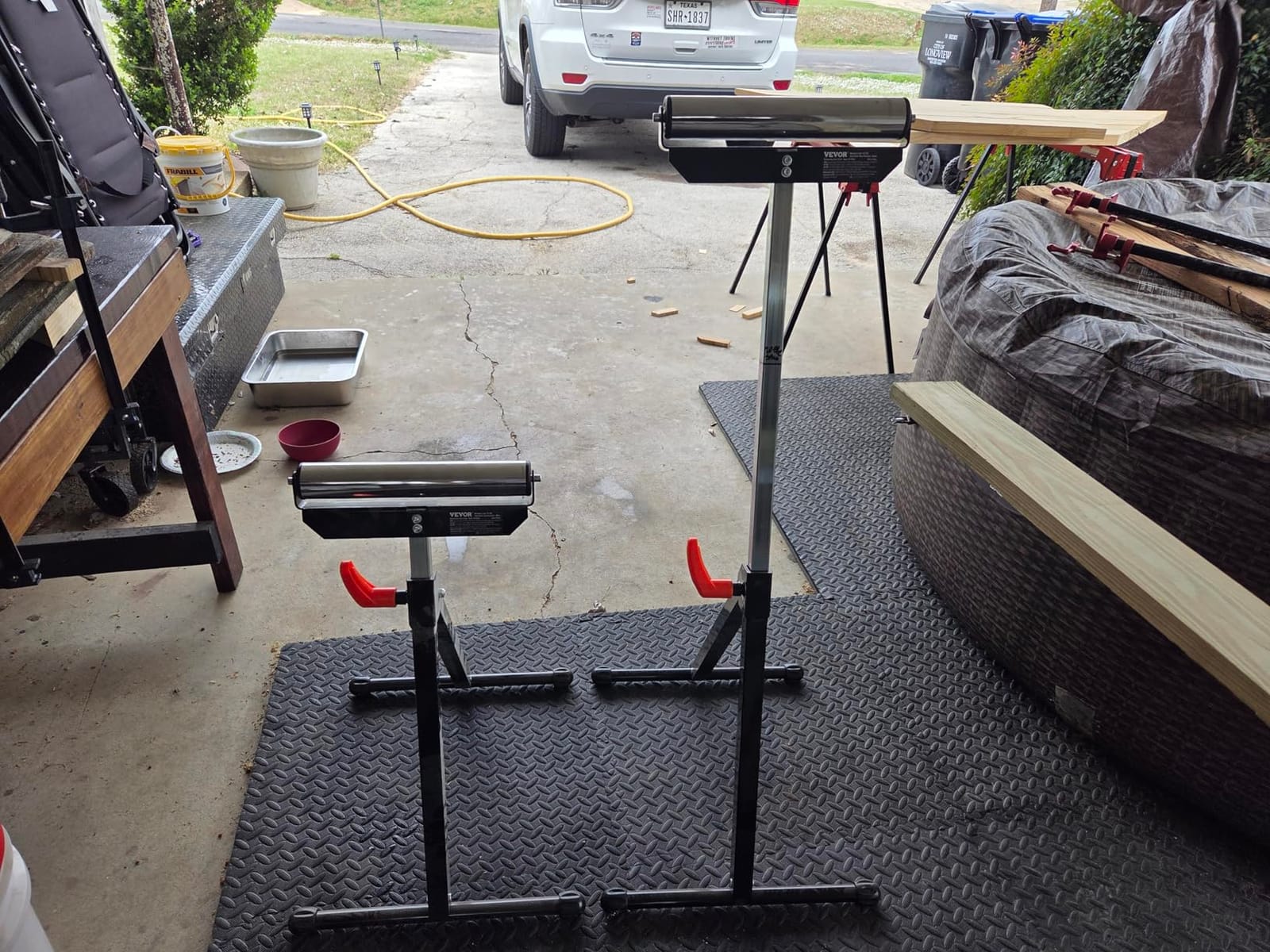 VEVOR 2-Pack Roller Stands, 135 lb Load Capacity, 26.8-42.5'' Adjustable Height, Folding Heavy Duty Design with 11.5 in Polished Steel Roller Head, for Table Saw Outfeed Woodworking Extension Support customer photo 1