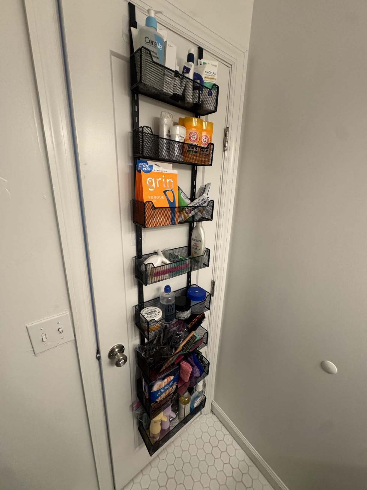 VyGrow Over The Door Organizer, Metal Door Organizer Hanging with 5 Adjustable Baskets and Coat Hook, Behind The Door Storage for Bedroom Closet Bathroom Pantry Cabinet Kitchen, White customer photo 2